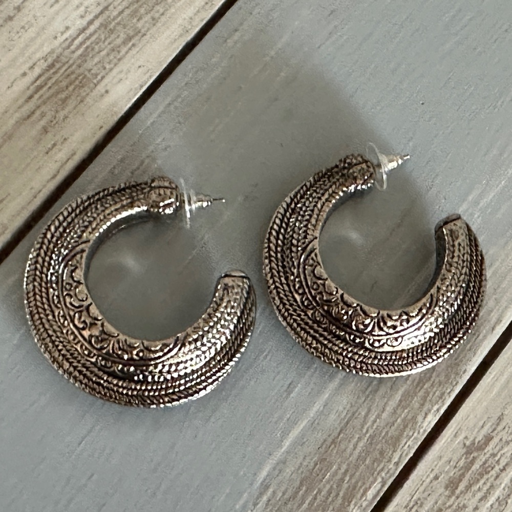 Beautiful & Bold Vintage Statement Pierced Earrings 2” 3/4 Chunky Hoops